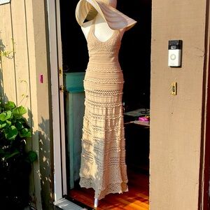 Victoria’s Secret / Moda - stunning beige crocheted, long dress w halter necktie